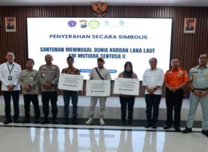 Kapolda Jatim Dampingi Wamenhub Serahkan Santunan Korban KM Mutiara Sentosa II