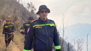 Polres Lumajang Buat Fire Break Darurat Antisipasi Karhutla TNBTS Meluas
