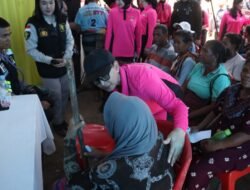 Ketua Umum Bhayangkari Gelar Bakti Sosial dan Bakti Kesehatan bagi Pengungsi Gempa Flores