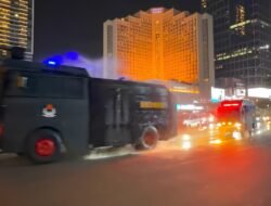 Brimob Polda Metro Jaya Semprot Jalan dan Bagikan Masker Antisipasi Abu Vulkanik Anak Krakatau