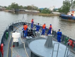 Gelombang Kurang Bersahabat, Kapal Polri Tetap Sisir Laut Bersama Tim Sar Cari Korban Km Virgo Transport 8